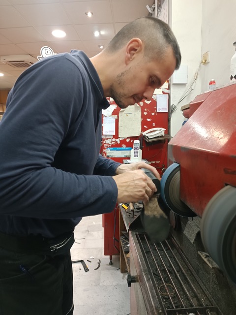 Jaime at the polishing machine. Photo © Karethe Linaae